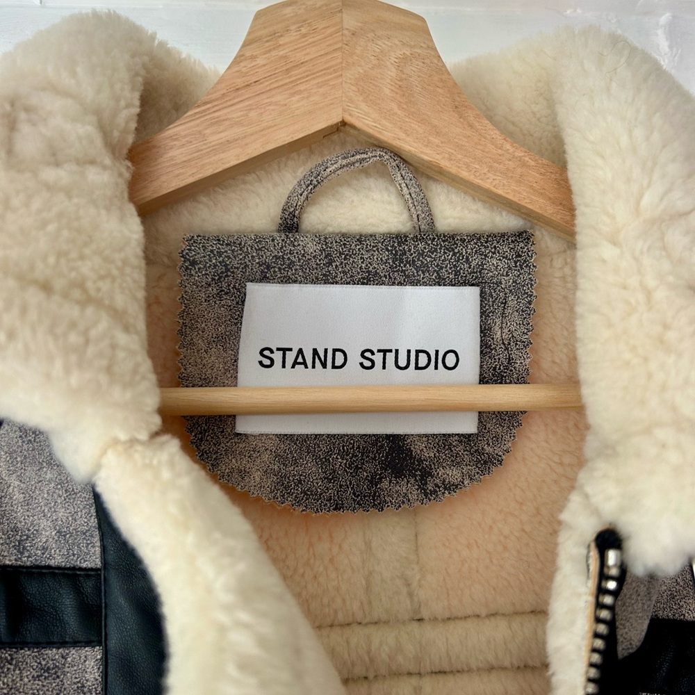 Stand studio shearling cropped jacket - image 4